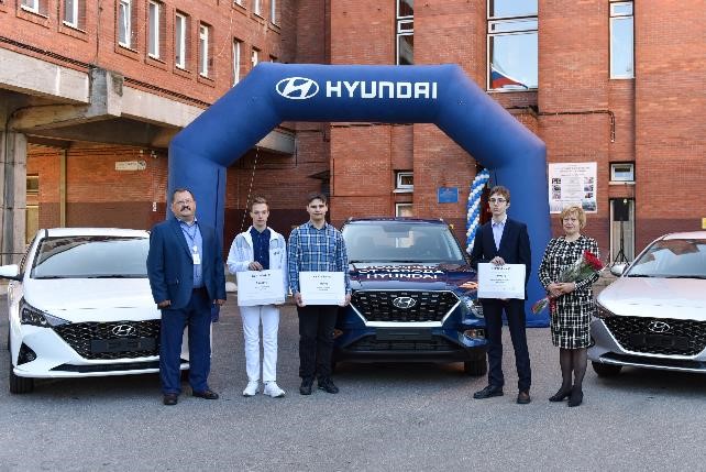 В День знаний российский завод Hyundai Motor передал колледжу три автомобиля и наградил лучших студентов